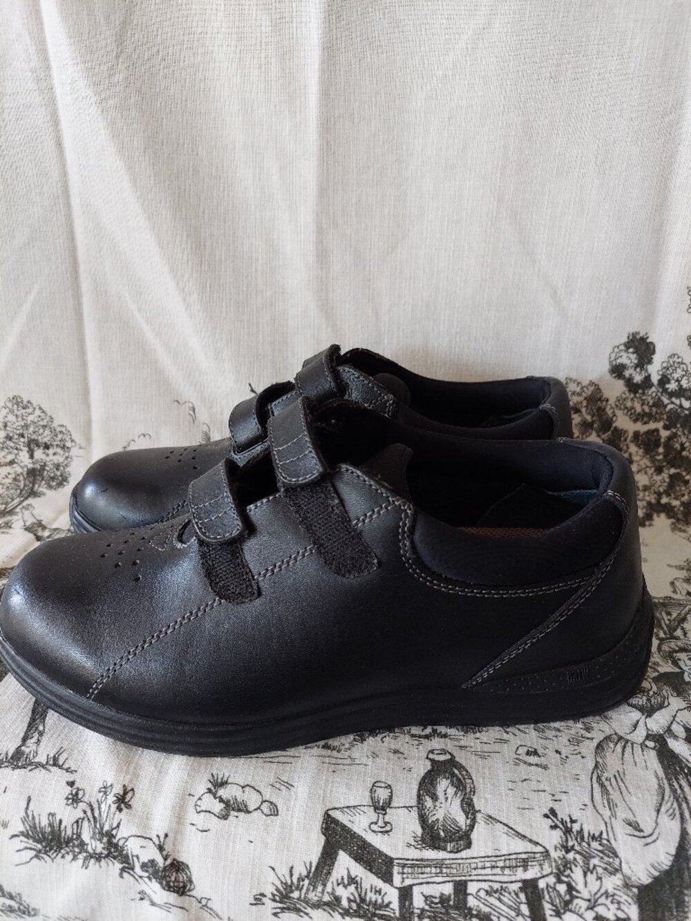 Drew Wide Women’s Size 8W Lotus Walking Shoe Adjustable